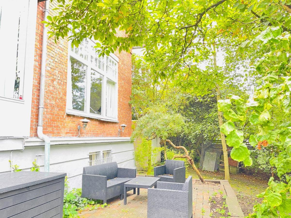 Aday - Mansion - Big With Garden *